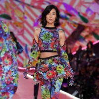 Liu Wen menjadi model Asia Timur pertama yang jadi bidadari Victorias Secret. Wanita 30 tahun itu bergabung dengan VS pada 2009. Di 2018, Liu Wen kembali tampil memukau di show yang digelar di New York itu. Foto: dok. Getty Images