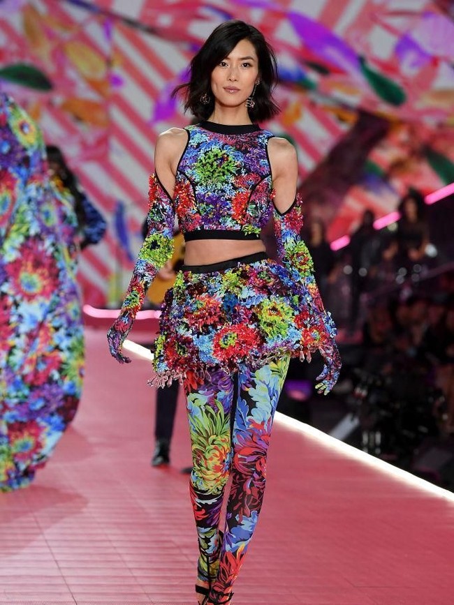 Liu Wen menjadi model Asia Timur pertama yang jadi bidadari Victorias Secret. Wanita 30 tahun itu bergabung dengan VS pada 2009. Di 2018, Liu Wen kembali tampil memukau di show yang digelar di New York itu. Foto: dok. Getty Images