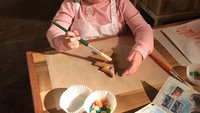  Tapi tetap saja, anak Bernie Ecclestone itu lebih sering menghabiskan waktu bersama putrinya. Kali ini ia sedang memperhatikan Sophia dalam menghias gingerbread. Foto: Instagram tamaraecclestoneofficial