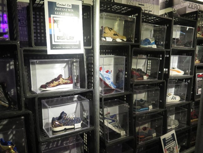 Sneakers keluaran Balenciaga belakangan sangat tren di kalangan fashionista. Anda pun bisa mendapatinya di tenant HM8. Sneakers varian Triple S dan Speed Trainer bisa didapatkan dengan harga Rp 13 juta. Foto: Foto: Rahmi Anjani/Wolipop