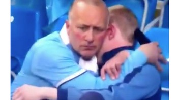 Fans MU membalas dengan mengingatkan bahwa pertemuan terakhir dengan City memunculkan adegan ini. Saat itu City unggul dua gol duluan tapi MU berbalik menang 3-2. (Foto: Internet/Twitter)