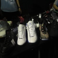 Beragam sneakers Nike Air Jordan disediakan di Hoops Station. Di sini, kebanyakan sneakers ditawarkan dengan harga Rp 2 hingga Rp 3 jutaan. Sayangnya, rangkaian sepatu yang ditampilkan di sana tidak bisa langsung dibawa pulang karena stok tidak ikut dibawa. Namun Anda bisa mendapatkan diskon 10 hingga 15% jika membuat membership. Foto: Foto: Rahmi Anjani/Wolipop