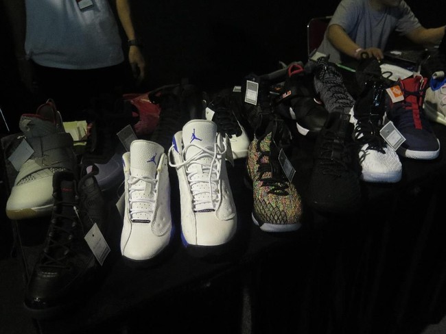 Beragam sneakers Nike Air Jordan disediakan di Hoops Station. Di sini, kebanyakan sneakers ditawarkan dengan harga Rp 2 hingga Rp 3 jutaan. Sayangnya, rangkaian sepatu yang ditampilkan di sana tidak bisa langsung dibawa pulang karena stok tidak ikut dibawa. Namun Anda bisa mendapatkan diskon 10 hingga 15% jika membuat membership. Foto: Foto: Rahmi Anjani/Wolipop