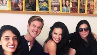 Jadi Victorias Secret Angel sejak usia 18, Adriana mengumumkan berhenti di tahun ke-20. Ini gayanya saat nongkrong bersama teman sambil menikmati smoothies. Foto: Instagram adrianalima