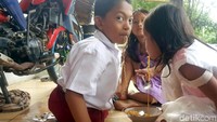 Ketika ditanya detikcom tentang keinginannya, Adul berharap mempunyai tongkat untuk membantunya agar tidak lagi harus merangkak selain itu dia juga ingin mempunyai peralatan sekolah yang bagus.