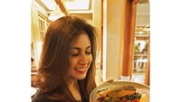 Rahasia tubuh rampingnya ternyata terletak di salmon. Nouva merupakan penggemar ikan salmon, ini posenya dengan sepiring salmon yang dilengkapi kentang dan tomat. Foto: Instagram @official.barbienouva