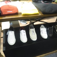 Suka sneakers dengan model dan warna sederhana? Pilihannya dari brand Superga bisa jadi pilihan. Sneakers Superga bisa didapatkan di tenant 707.co.id. Harga yang ditawarkan pun beragam mulai Rp 649 ribuan hingga Rp 1,2 jutaan. Foto: Foto: Rahmi Anjani/Wolipop