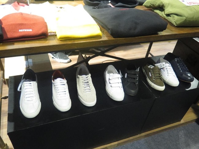 Suka sneakers dengan model dan warna sederhana? Pilihannya dari brand Superga bisa jadi pilihan. Sneakers Superga bisa didapatkan di tenant 707.co.id. Harga yang ditawarkan pun beragam mulai Rp 649 ribuan hingga Rp 1,2 jutaan. Foto: Foto: Rahmi Anjani/Wolipop