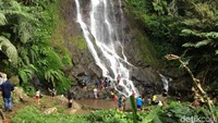 Adalah air terjun atau Curug Tujuh Cibolang di Kecamatan Panjalu, Kabupaten Ciamis, Jawa Barat. Objek wisata alam yang menawarkan banyak keindahan (Dadang Hermansyah/detikTravel)