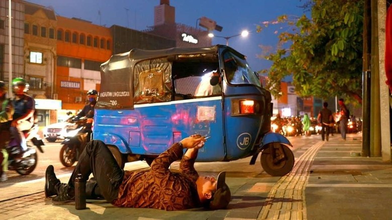 Kampanye Hak Pejalan Kaki, Pria Ini Rebahan di Trotoar Usir Bajaj Kampanye Hak Pejalan Kaki, Pria Ini Rebahan di Trotoar Usir Bajaj