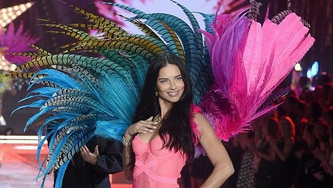 Cantiknya Adriana Lima dalam balutan lingerie pink dan sayap warna-warni dalam fashion show Victorias Secret 2015. Foto: dok. Getty Images