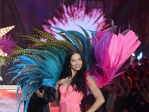 Perjalanan Karier Si Seksi Adriana Lima yang Pensiun dari Victorias Secret