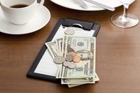 Pria Ini Tinggalkan Uang Tip Rp 28 Juta Untuk Para Pelayan Restoran