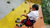 Bocah berusia 9 tahun itu pun bercerita bahwa ia memiliki cita-cita menjadi seorang pemadam kebakaran.