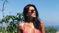 Saat liburan ke Bali pun, Rachel bersantai dalam balutan bikini yang cantik. (rachelpetersx/Instagram)