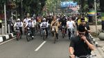 Foto: Gaya Jokowi Tunggangi Motor hingga Ontel di Bandung