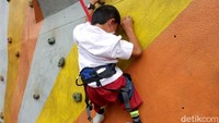 Menurut Pipin, Adul memang ingin agar setiap orang tidak memandangnya berbeda. Ketika kakaknya mengaji, Adul pun merengek bahkan ingin ikut ngaji bersama kakaknya. Pipin sempat meminta Adul untuk mengaji di rumah, namun hal itu ditolak Adul.
