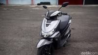 Untuk detail dimensinya skutik ini berukuran 1905/690/1100 mm dengan jarak sumbu roda 1275 mm dan berat isi 100 kg untuk versi standar sedangkan ABS menjadi 102 kg, lebih berat 4 kg dari Mio Soul GT. Kesan berat karena bentuknya yang gembrot dan terlihat lebih padat seolah terbantahkan saat detikOto menjajalnya.