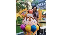 Begini cantiknya Nouva saat berpose di miniatur es krim yang berada di salah satu tempat wisata di Bali. Foto: Instagram @official.barbienouva