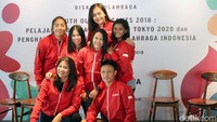 Sejumlah atlet berfoto bersama dalam acara diskusi olahraga Youth Olympic Games 2018: Pelajaran Berharga Menuju Tokyo dan Penghargaan Bagi Pahlawan Olahraga Indonesia.