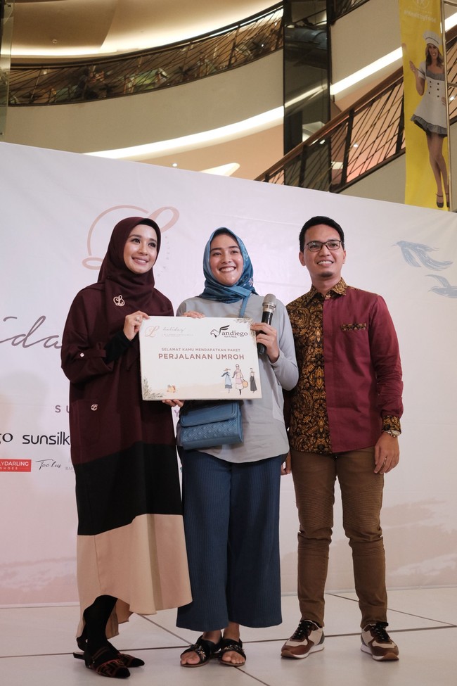 Laudya Cynthia Bella sebagai penyelenggara acara memilih tampil santai dengan warna bernuansa marun. Ia pun memakai busana terbaru dari L by LCB yaitu tunuk panjang yang dipadukan dengan legging. Foto: Silmia Putri/Wolipop