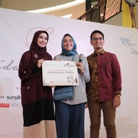 Laudya Cynthia Bella sebagai penyelenggara acara memilih tampil santai dengan warna bernuansa marun. Ia pun memakai busana terbaru dari L by LCB yaitu tunuk panjang yang dipadukan dengan legging. Foto: Silmia Putri/Wolipop