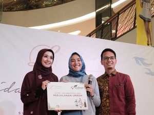 Setahun Bisnis Scarf, Laudya C. Bella Hadiahi Pelanggannya Umroh