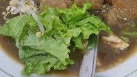 Paling mantap memang potongan daging dengan kuah melimpah dalam tahu campur Surabaya. Foto: Instagram @edo_do_ee