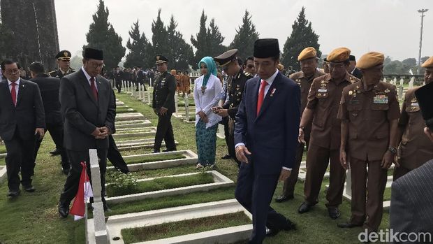 Ditemani Pejuang Veteran, Jokowi Tabur Bunga di TMP Bandung