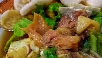 Perpaduan kaldu yang gurih manis denga aroma daging dan petis jadi ciri khas tahu campur Surabaya yang bikin ketagihan. Foto: Instagram @missochikochi