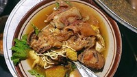 Ini salah satu tahu campur Surabaya yang terkenal, Tahu Campur Pak Sadak. Kuah dan bumbunya mantap. Foto: Instagram @amazingindonesiafood