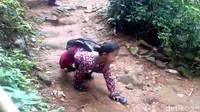 Anak asuh pasangan suami istri (pasutri) Dadan (50) dan Pipin (45) ini setiap hari harus melewati jalanan terjal dan jembatan bambu tanpa bantuan. Menurut keterangan Pipin, keputusan itu diminta sendiri oleh Adul karena tidak ingin merepotkan mereka.
