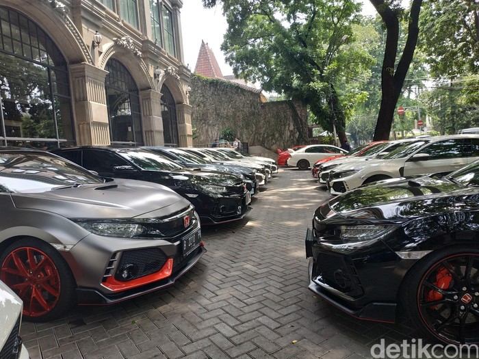 Komunitas R Club Indonesia merupakan perkumpulan para pemilik Honda Civic Type R FK-8 untuk seluruh wilayah Indonesia. Tepat pada tanggal 10 November 2018, R Club Indonesia genap berumur satu tahun.