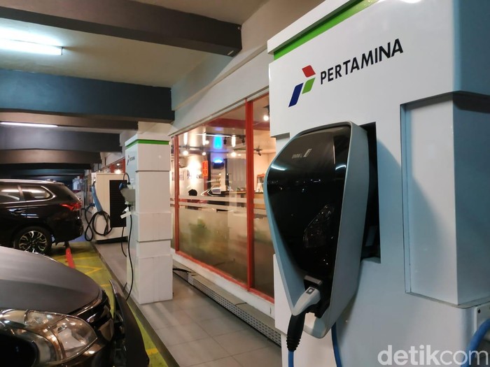 Ada penampakan baru saat berada di SPBU Coco Rasuna Said, Kuningan, Jakarta Selatan. Soalnya sudah terpasang 4 unit alat pengisian daya baterai untuk kendaraan mobil listrik di area parkir SPBU.