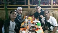 Bersama Ricky Harun dan teman main sinetronnya, Martinez baru saja menghabiskan menu makan malamnya. Pecel ayam dengan sambal jadi pilihannya kali ini. Foto: instagram @martinezzclaudio