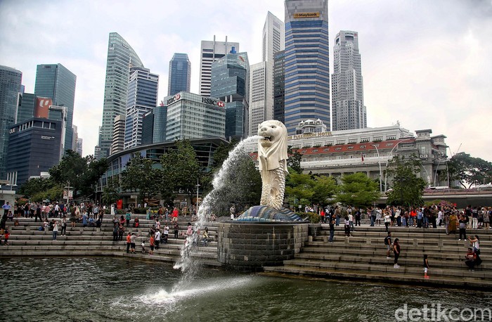 Tak ada yang tak mengenal patung merlion. Tak hanya menjadi ikon nasional, merlion pun menjadi daya tarik andalan pariwisata Singapura, tepatnya di Merlion Park