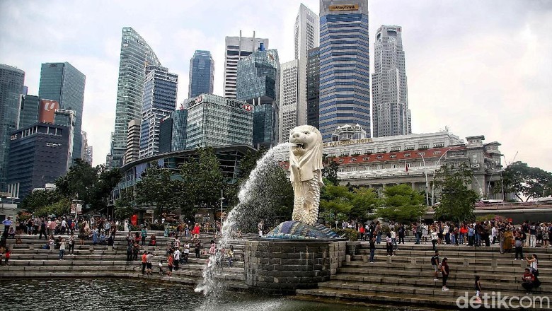 Merlion Park Tak ada yang tak mengenal patung merlion. Tak hanya menjadi ikon nasional, merlion pun menjadi daya tarik andalan pariwisata Singapura, tepatnya di Merlion Park