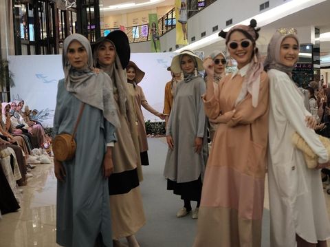 Setahun Bisnis Scarf, Laudya C. Bella Hadiahi Pelanggannya Umroh