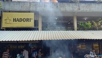 Kepulan asap dengan aroma harum sate kambing menjadi ciri khas kedai sate ini. Sate dibakar tak henti-hentinya untuk pelanggan. Foto: dokdetikFood/Tri Ispranoto