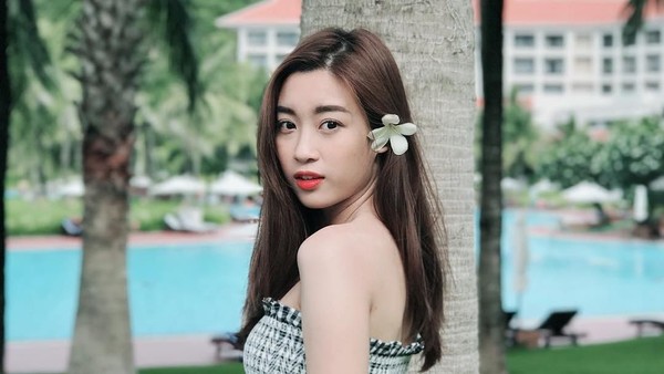 Saat liburan, gaya pilhan Miss Vietnam 2016 ini adalah simpel dan tetap seksi. (domylinh1310/Instagram)