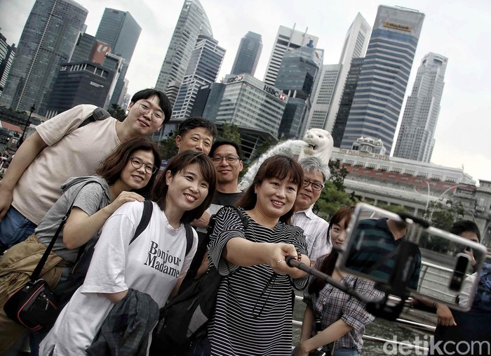 Tak ada yang tak mengenal patung merlion. Tak hanya menjadi ikon nasional, merlion pun menjadi daya tarik andalan pariwisata Singapura, tepatnya di Merlion Park
