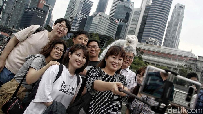 Tak ada yang tak mengenal patung merlion. Tak hanya menjadi ikon nasional, merlion pun menjadi daya tarik andalan pariwisata Singapura, tepatnya di Merlion Park