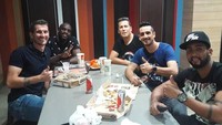 Pizza jadi pilihan Martinez saat hangout bareng teman-temannya. Di sini semua teman Martinez orang bule. Foto: instagram @martinezzclaudio