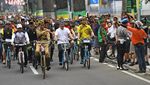 Foto: Gaya Jokowi Tunggangi Motor hingga Ontel di Bandung