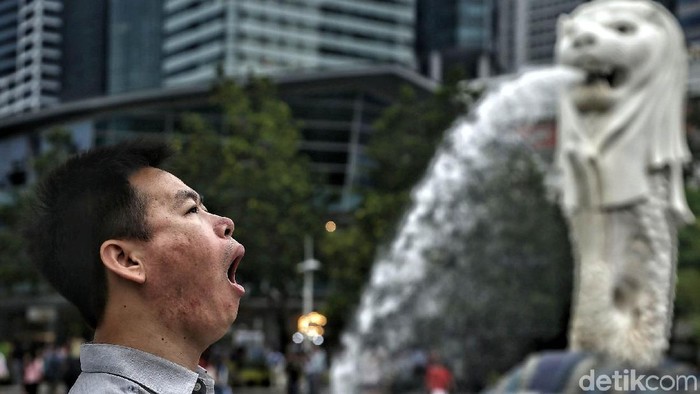 Tak ada yang tak mengenal patung merlion. Tak hanya menjadi ikon nasional, merlion pun menjadi daya tarik andalan pariwisata Singapura, tepatnya di Merlion Park