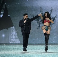 Mengenakan thigh-high boots dan lingerie yang berbeda warna, Adriana Lima berjalan di fashion show Victorias Secret 2016 yang digelar di Paris, dengan diiringi lantunan suara The Weeknd. Foto: dok. Getty Images