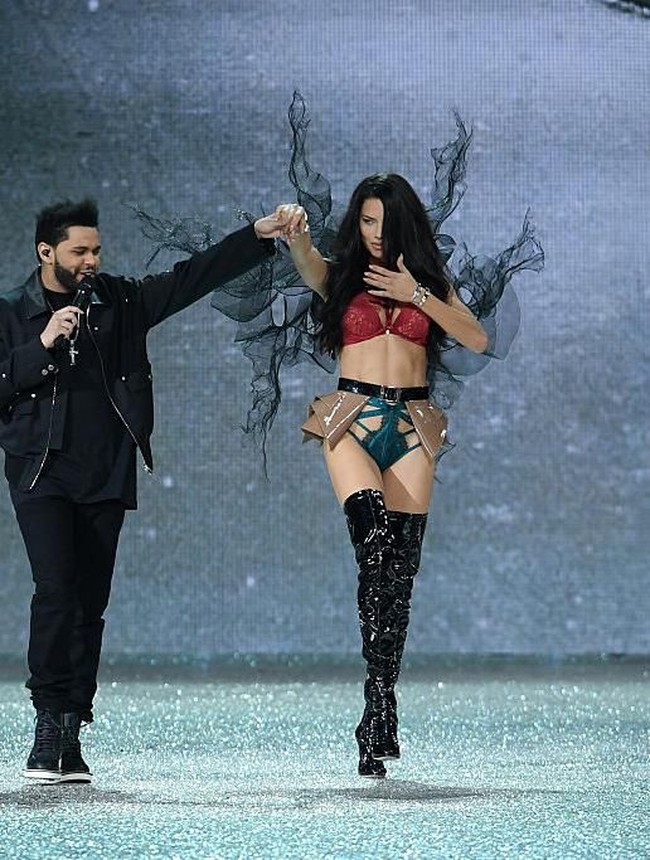 Mengenakan thigh-high boots dan lingerie yang berbeda warna, Adriana Lima berjalan di fashion show Victorias Secret 2016 yang digelar di Paris, dengan diiringi lantunan suara The Weeknd. Foto: dok. Getty Images