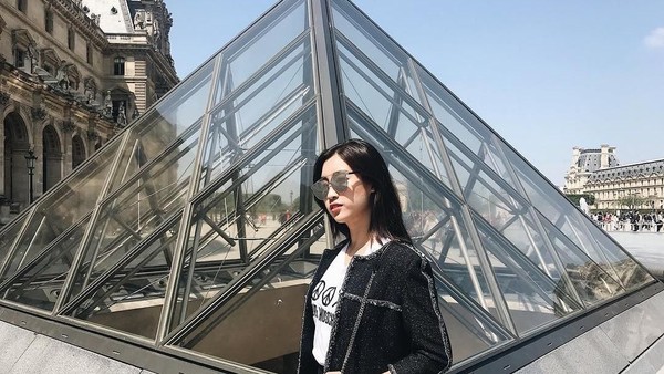 Saat ke Paris, jangan lupa berkunjung ke Musee du Louvre yaa.. (domylinh1310/Instagram)