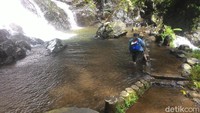Air Curug Tujuh Cibolang tidak pernah surut. Di bawah curug terdapat kolam air cukup dalam sampai perut orang dewasa (Dadang Hermansyah/detikTravel) 