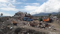 Begini penampakan di kompleks Perumnas Balaroa, Sulawesi Tengah. Banyak ditemui kondisi tanah yang bergelombang. (Foto: Jafar Bua/detikcom)